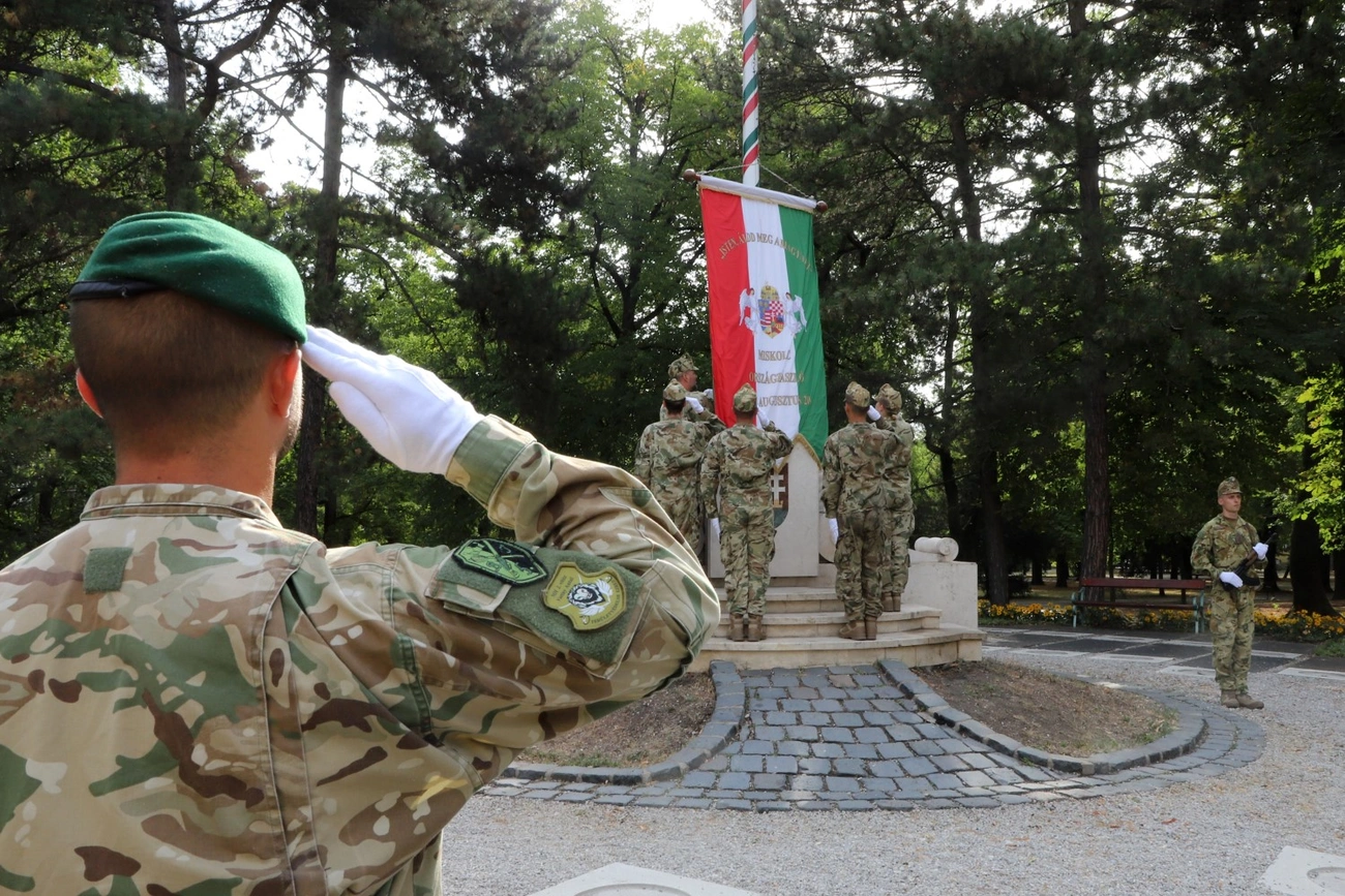 Országzászló felvonás a  Népkertben 