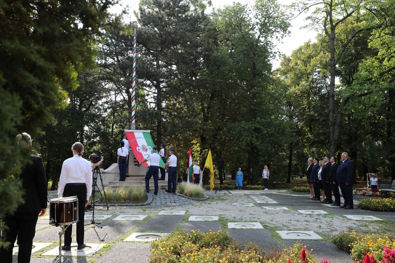 Zászlófelvonás a Népkerti Országzászlónál 