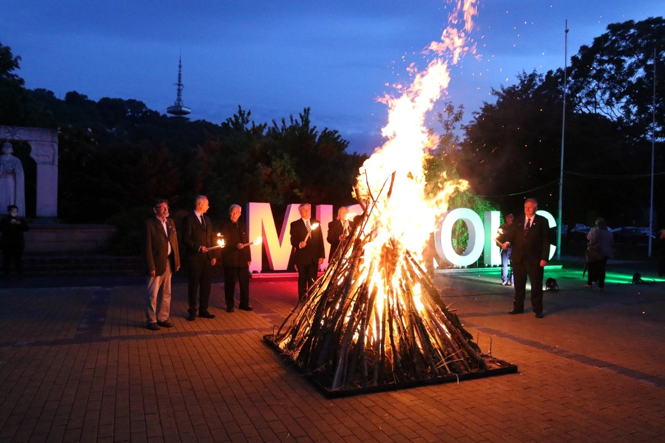Trianon 100 - Őrtüzet gyújtottak a Szent István téren 