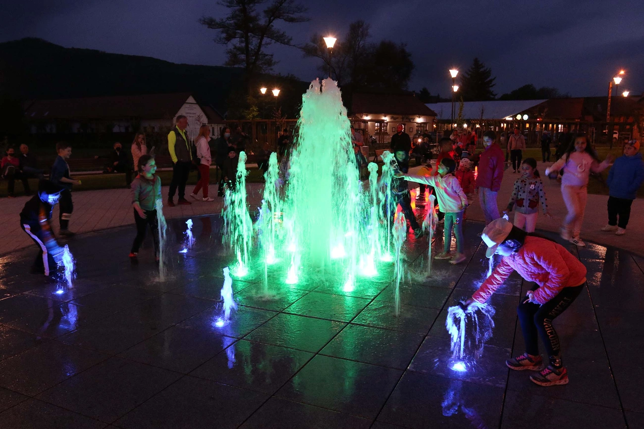 Kivilágított szökőkút a II. János Pál pápa téren