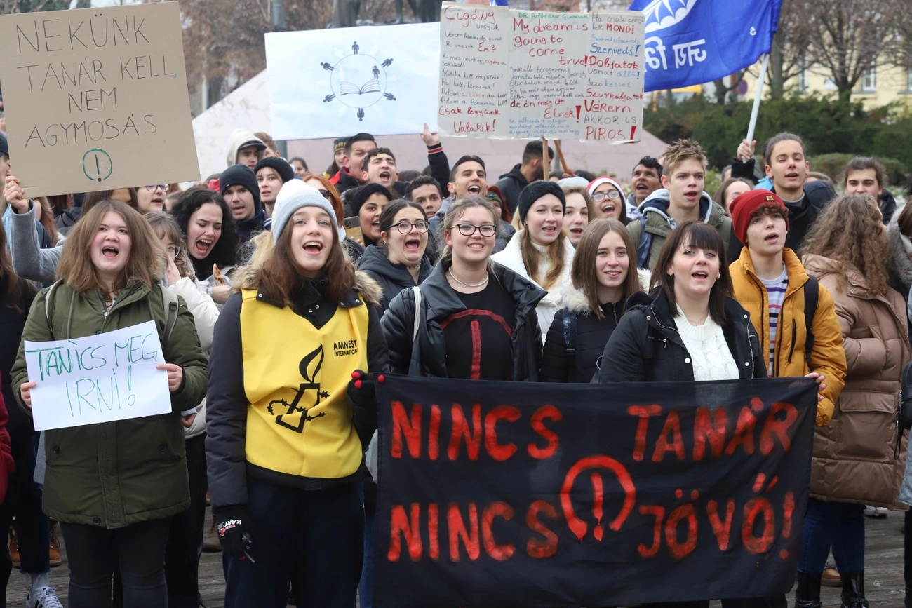 Élőlánc és tüntetés a tanárokért Miskolcon 