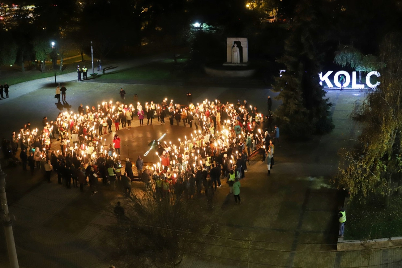 Tanárok és diákok fáklyás felvonulása Miskolcon 