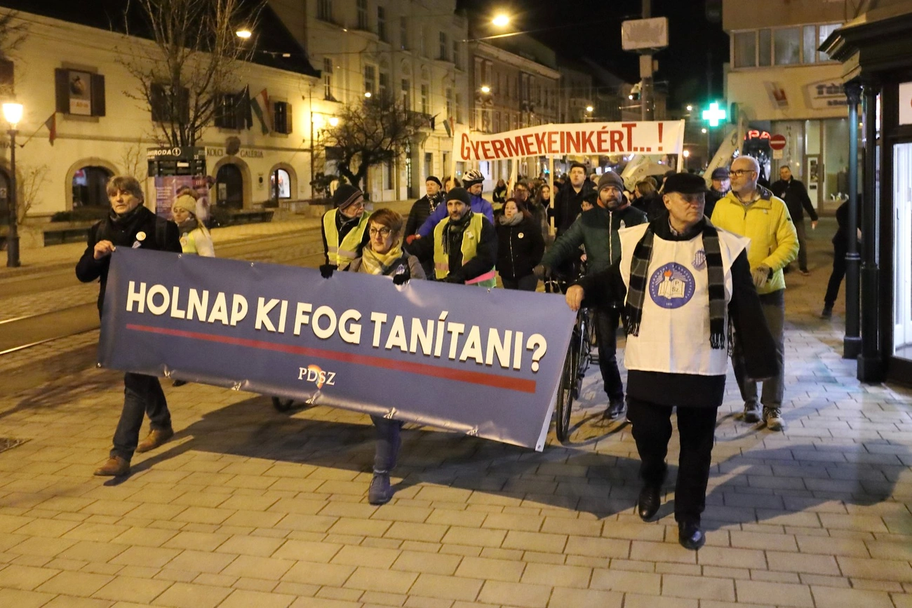 Pedagógus tüntetés Miskolcon