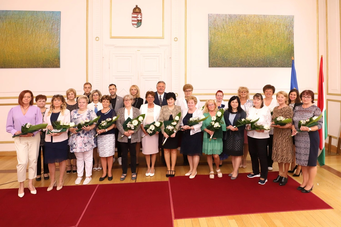 Nyugdíjba vonuló pedagógusok köszöntése a városházán 