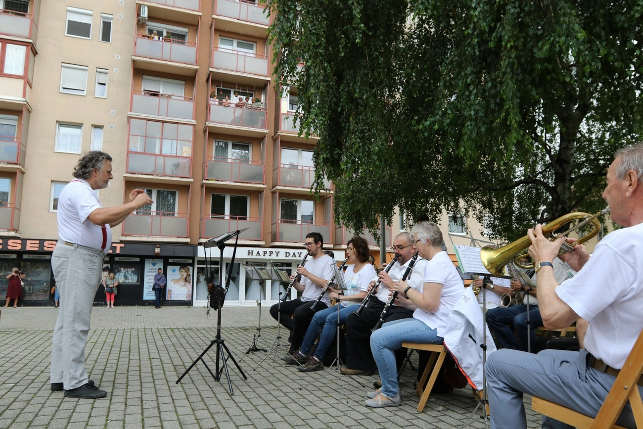 Lakótelepi koncert a Perecesi Bányász Fúvószenekarral