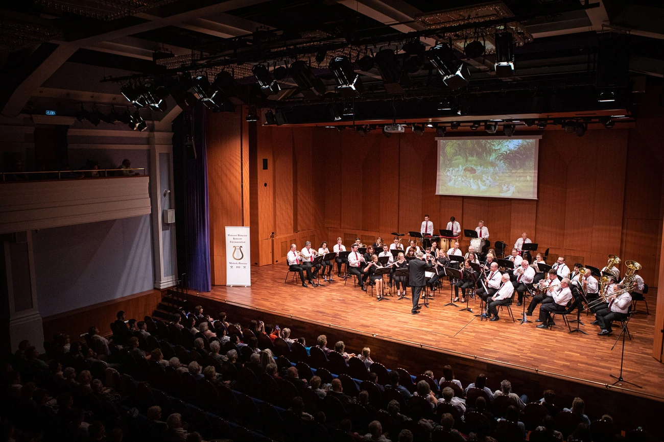 „Májuskosár” – a Perecesi Bányász Koncert Fúvószenekar Tavaszköszöntő hangversenye 