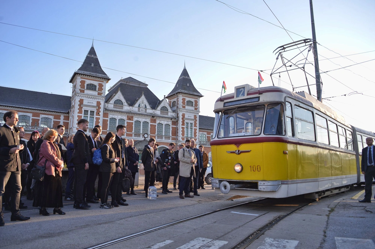 Rendhagyó Villamos Szakest