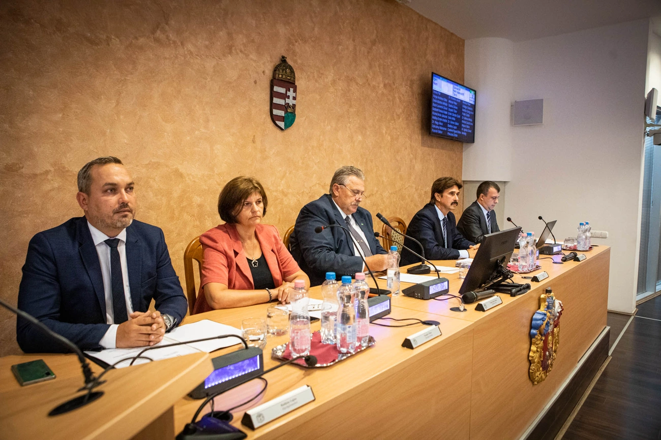 Rendívüli közgyűlés 