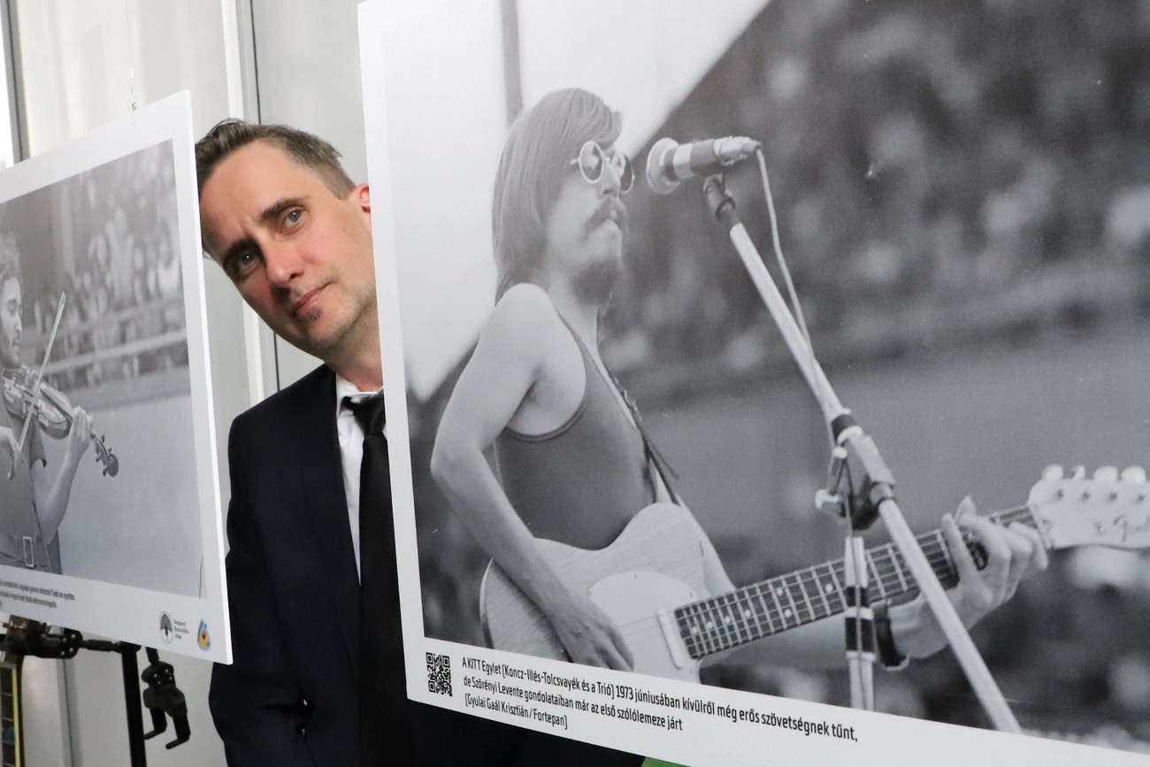 Rockfotó kiállítás a városháza aulájában 