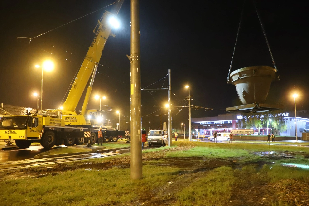 Kohászati emlékmű: Helyére került a salaküst az Újgyőri főtéren 