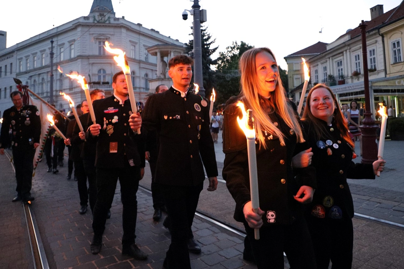 Szalamanderrel búcsúznak a Miskolci Egyetem végzősei