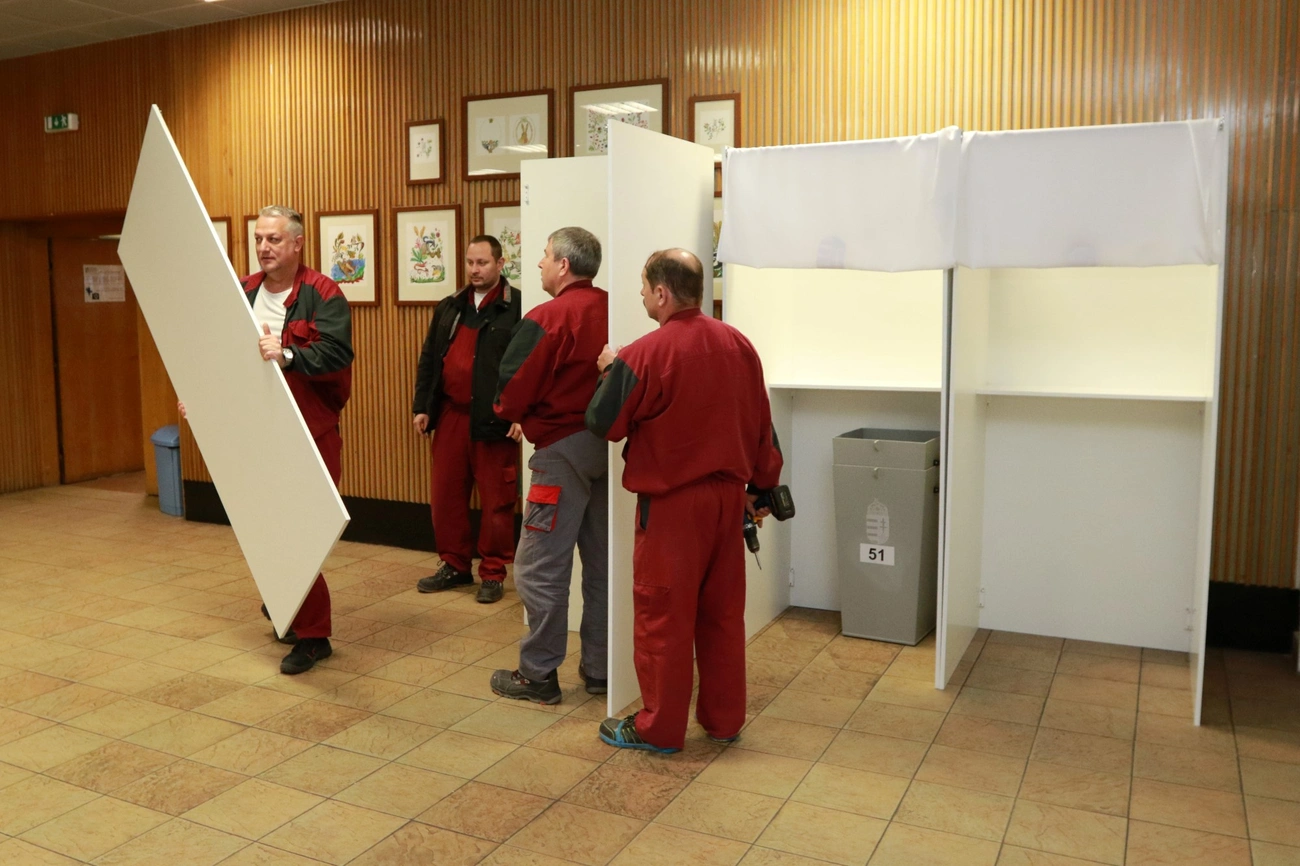 Épülnek a szavazókörök 