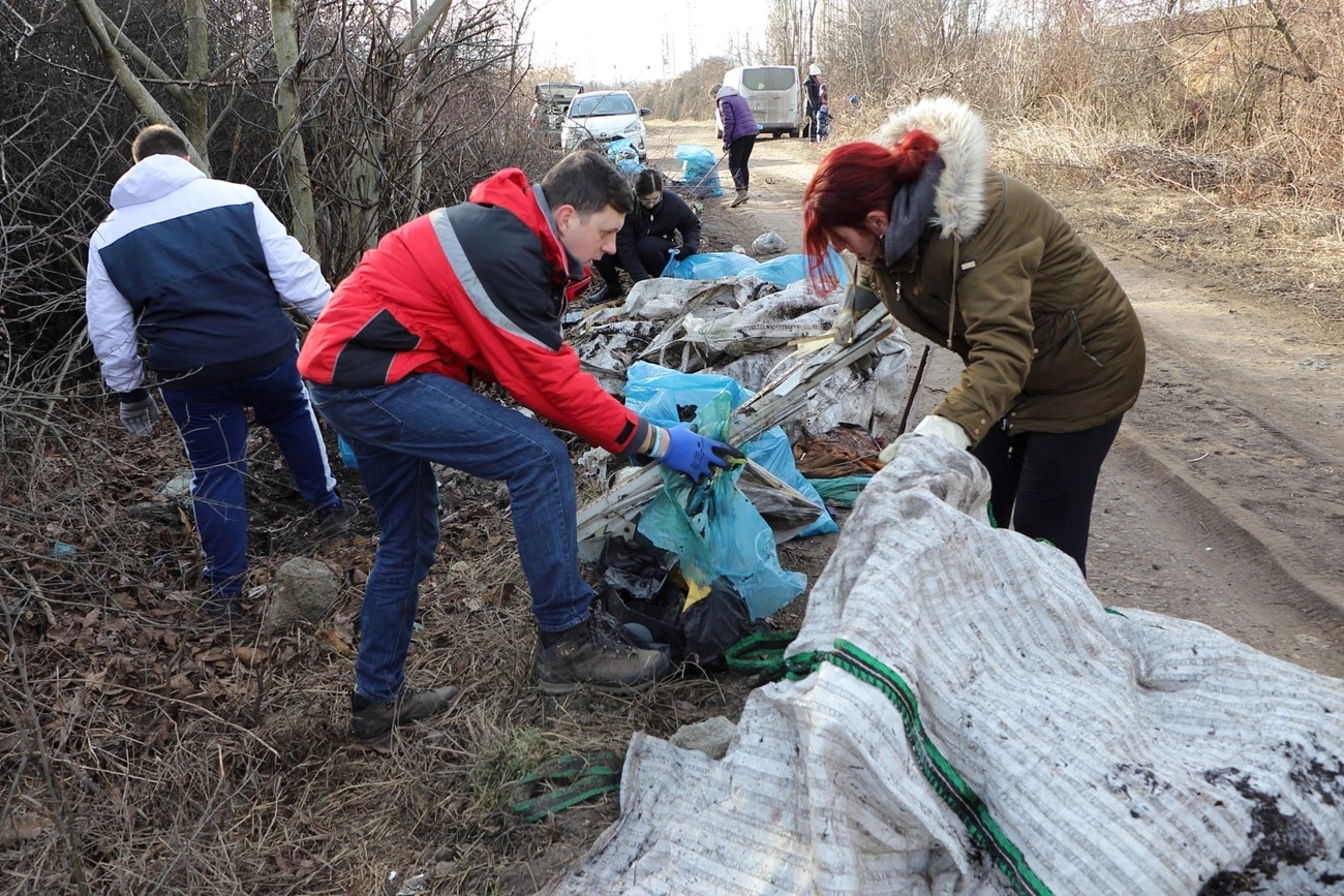 Szemétszedés a Lajta utca végén 
