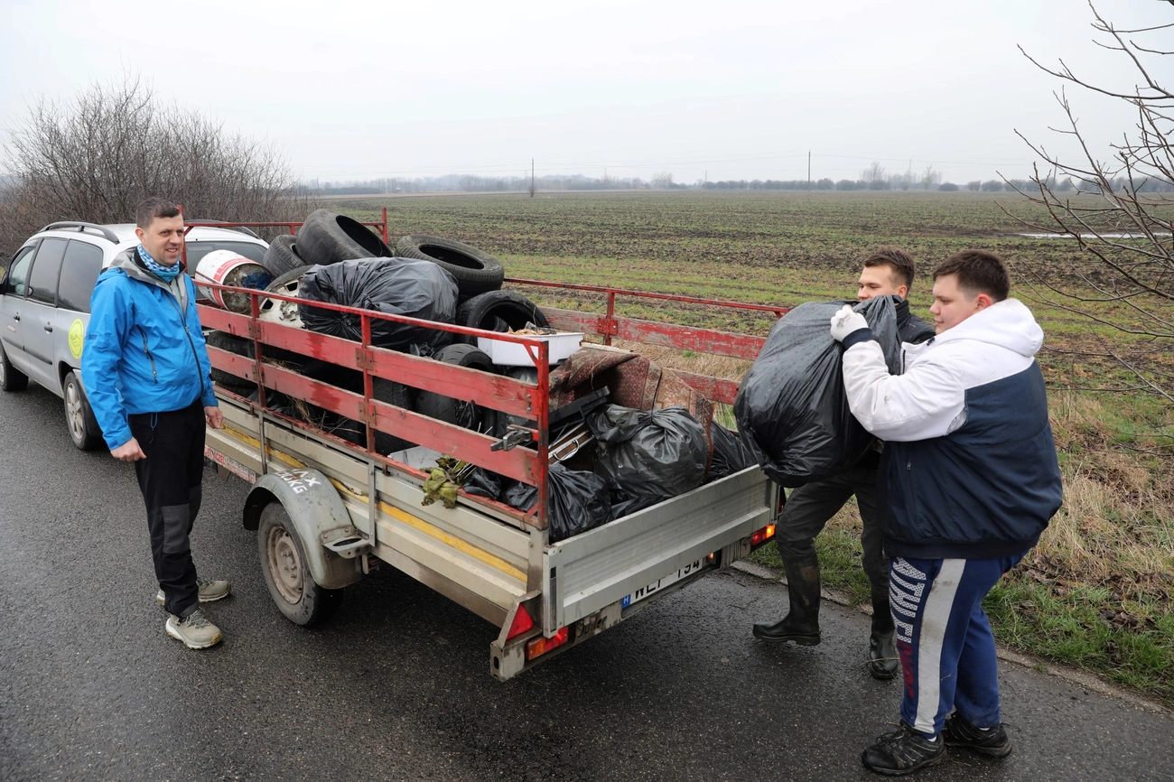 Szemétszedés a Szennyvíztelepi úton  