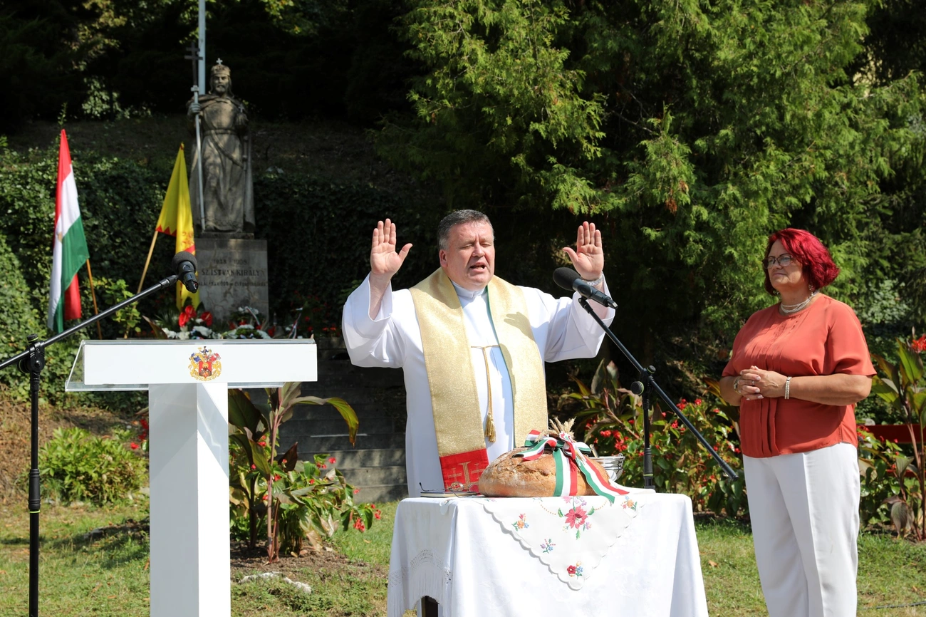 Megemlékezés és koszorúzás Felsőhámorban, a Szent István-szobornál 