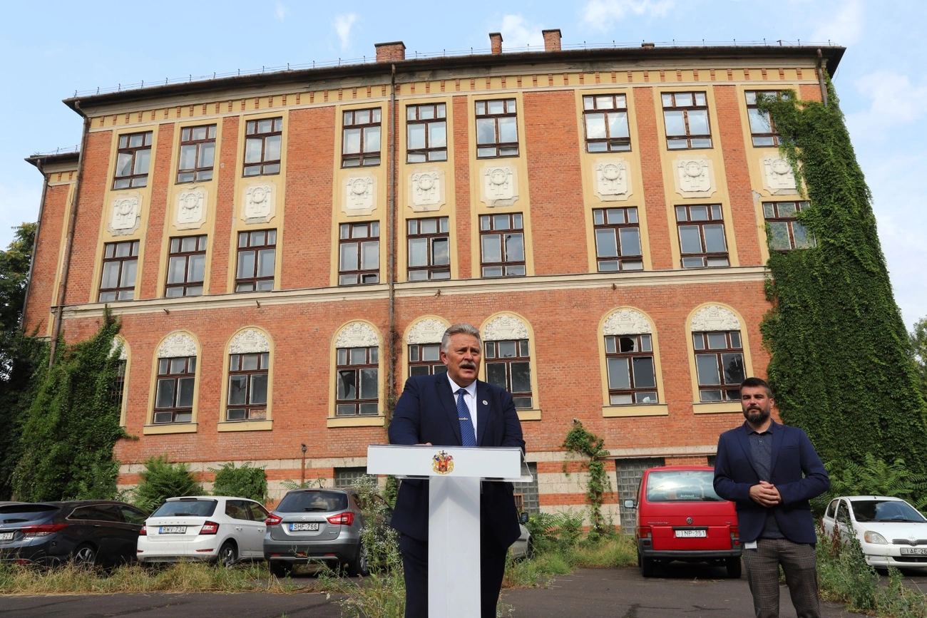 Sajtótájékoztató és bejárás a Szentpáli iskola egykori épületében 