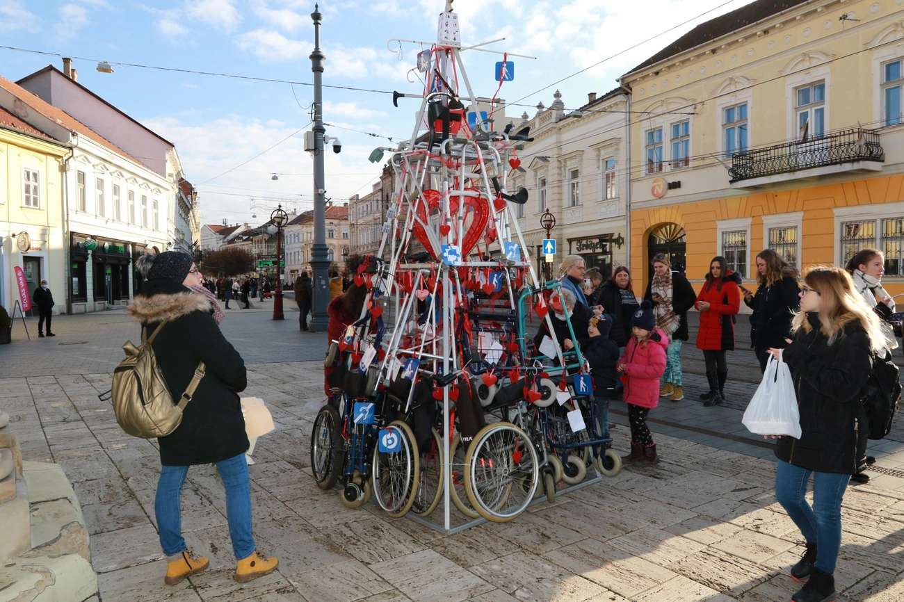 Absztrakt installációt avattak a Fogyatékos Emberek Nemzetközi Napján 