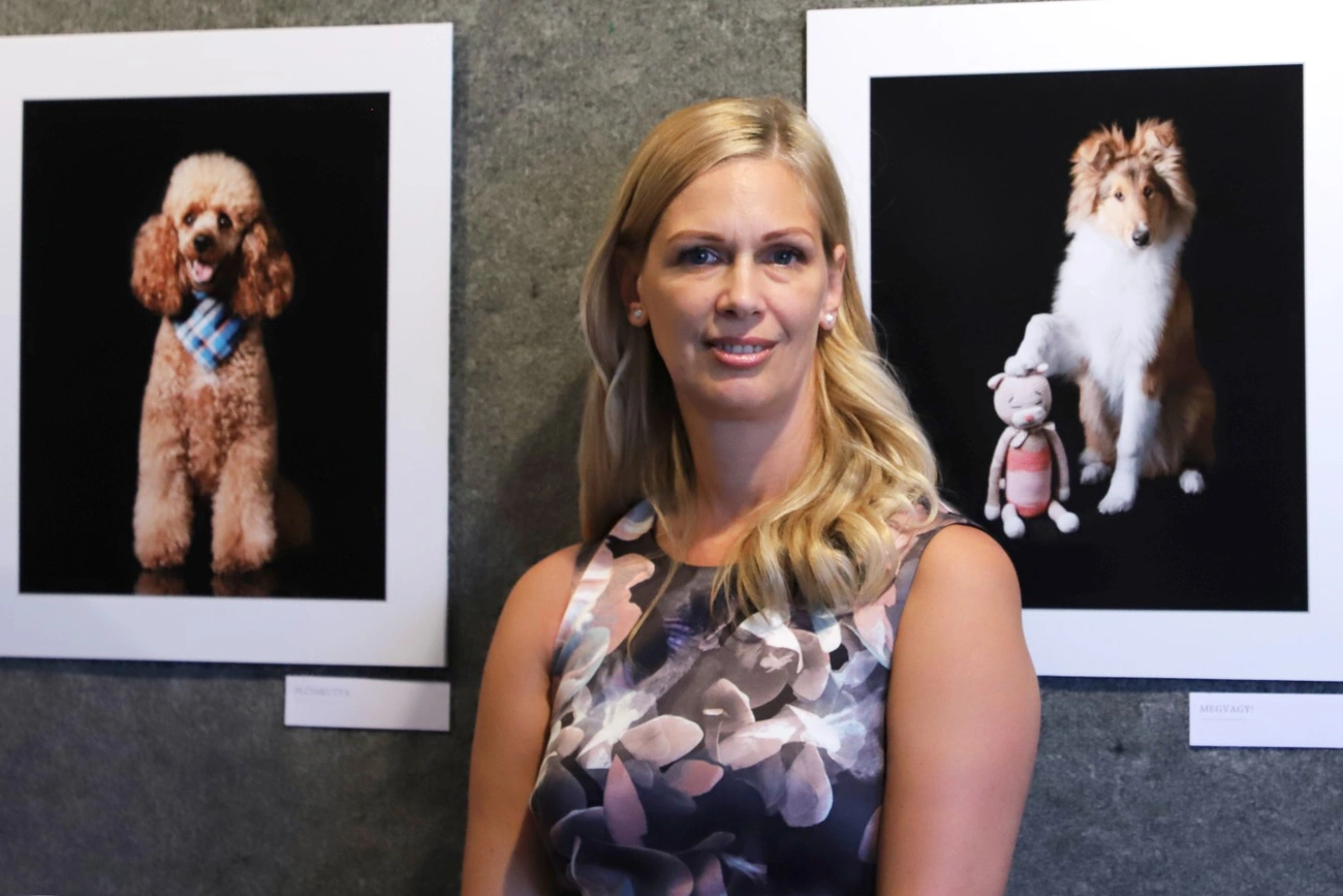 Tóth Zsuzsa Kutyára hangolva című fotókiállítása az Ifiházban 