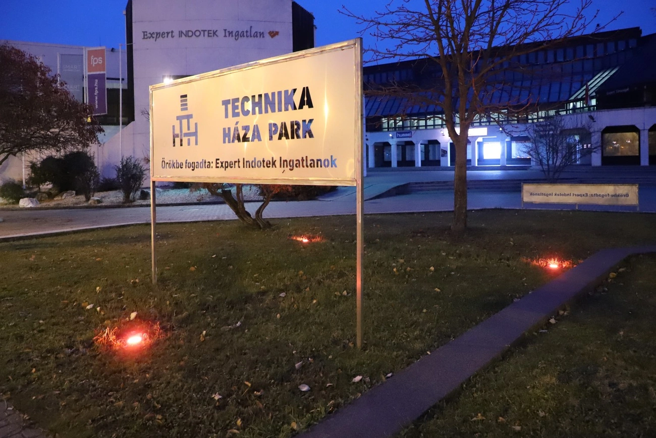 Lámpagyújtás a Tudomány és Technika Háza előtt 