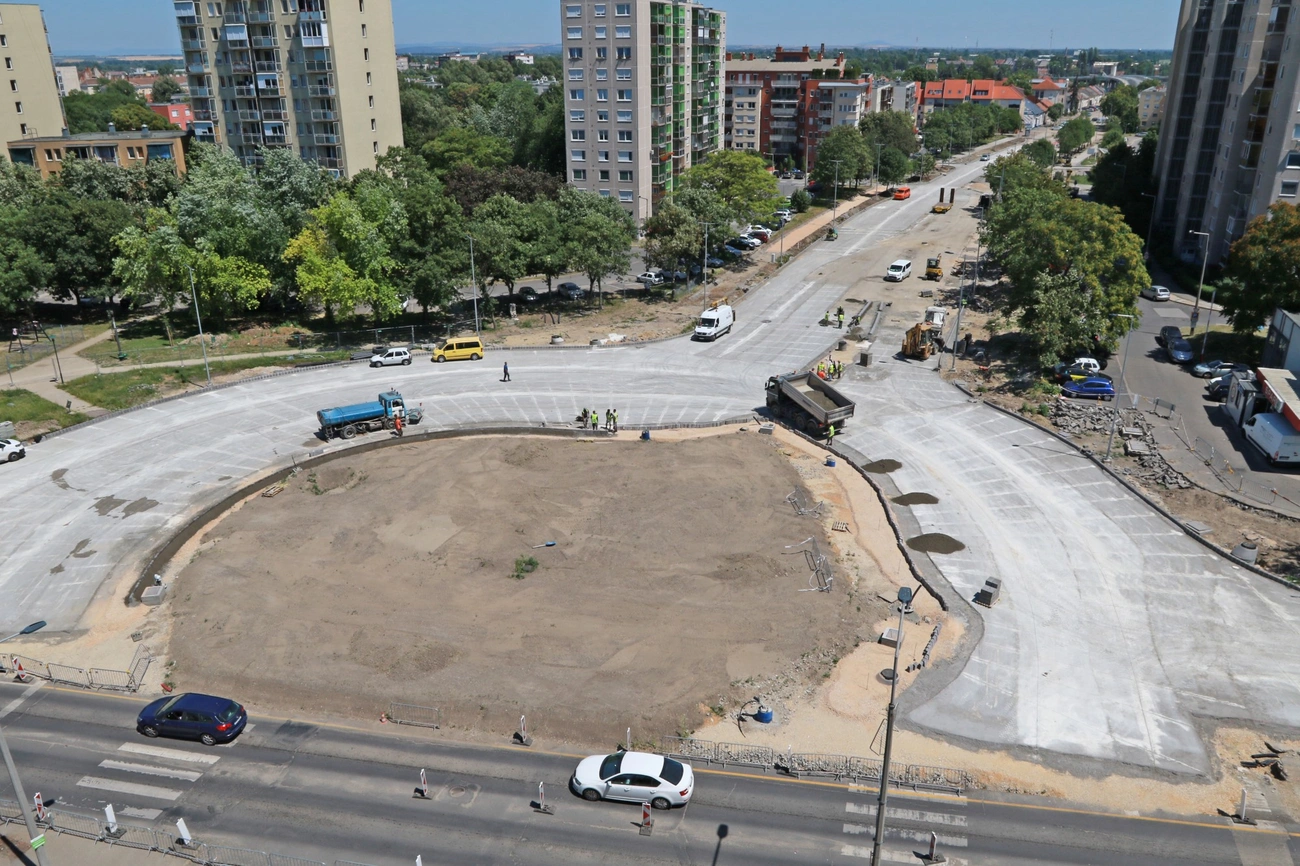Épül a négysávos Vörösmarty utca és a turbó körforgalom 