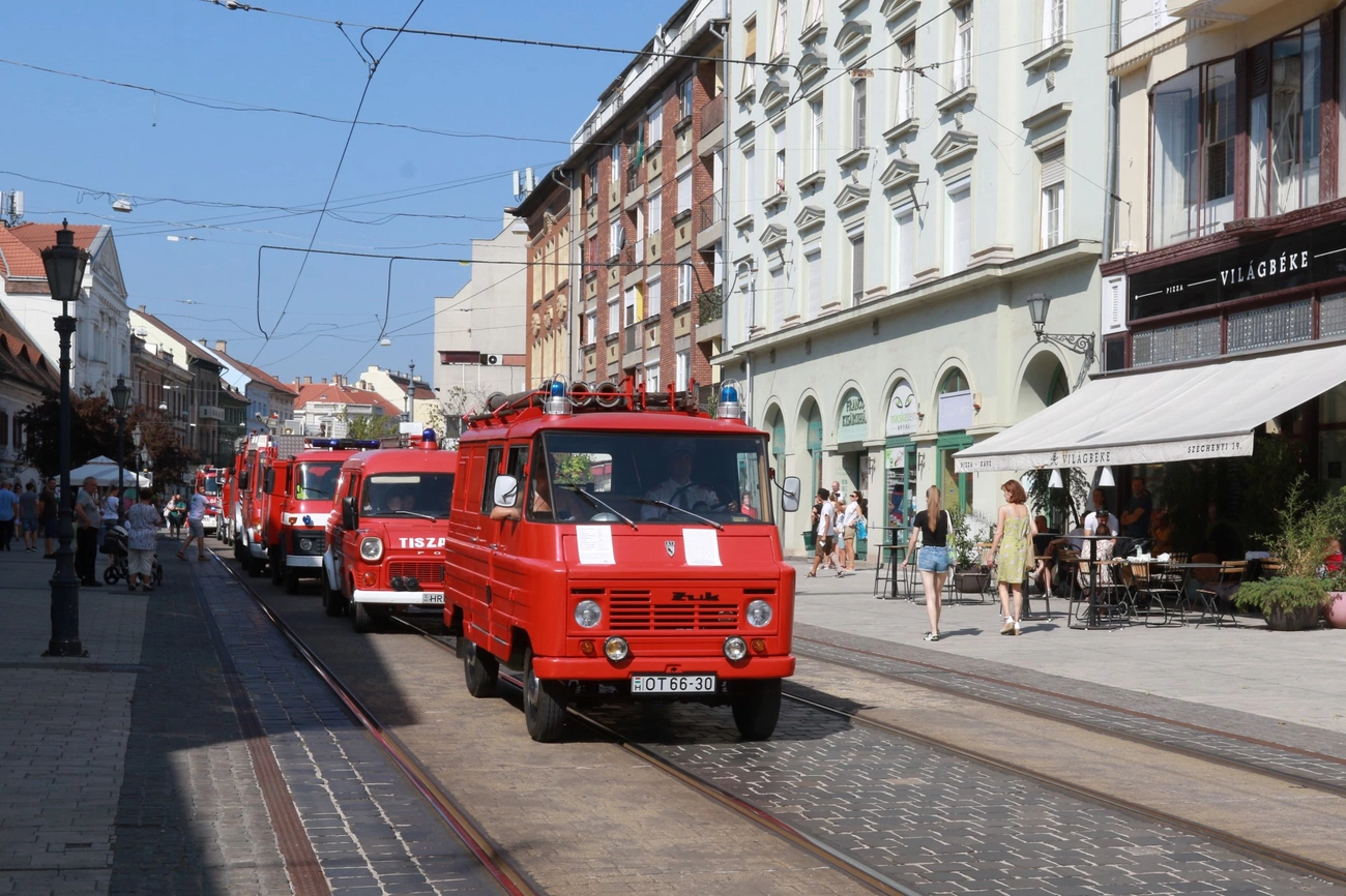 Tűzoltóautó kiállítás és felvonulás 