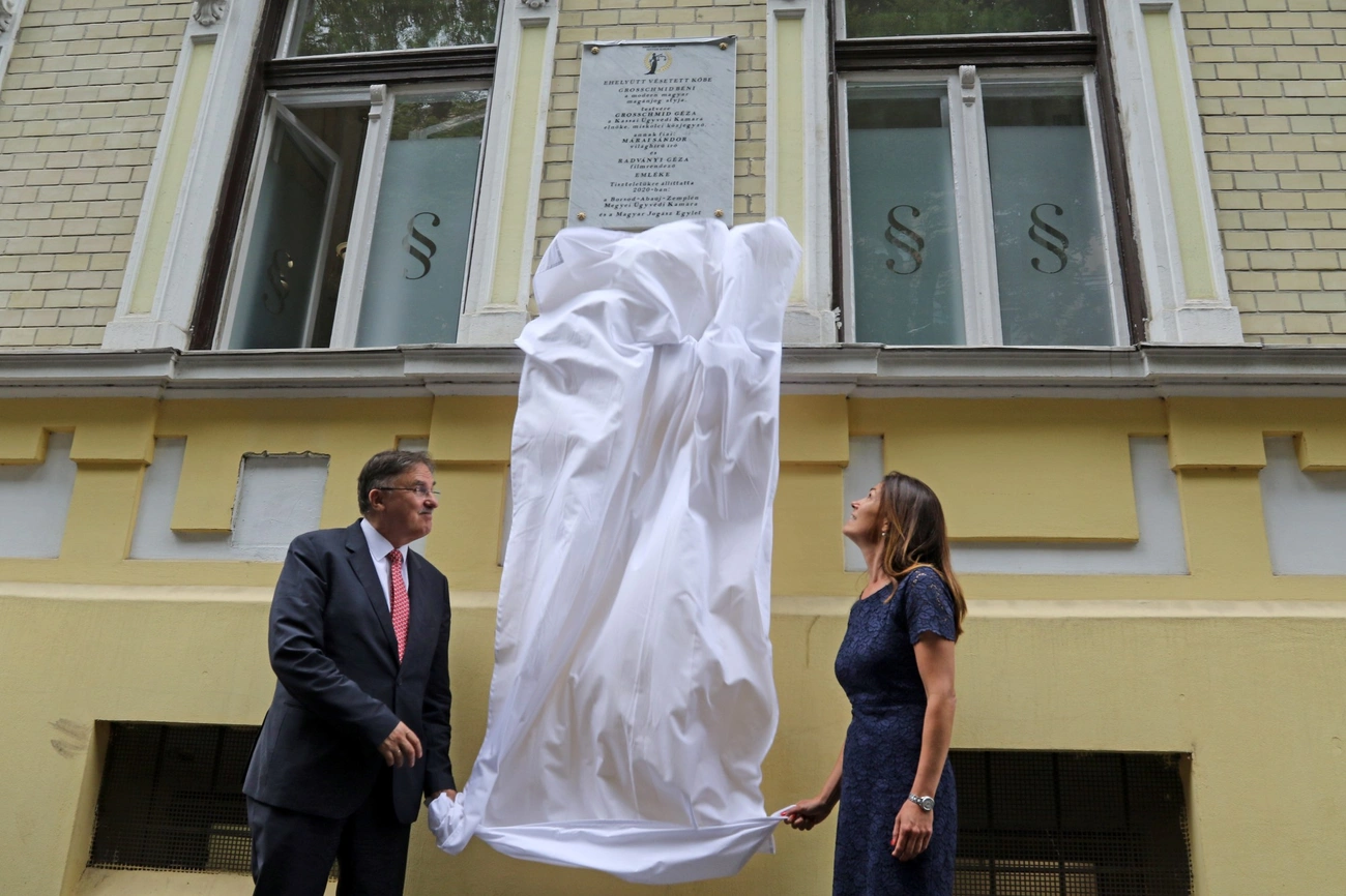 Emléktábla avató a megyei ügyvédi kamaránál 