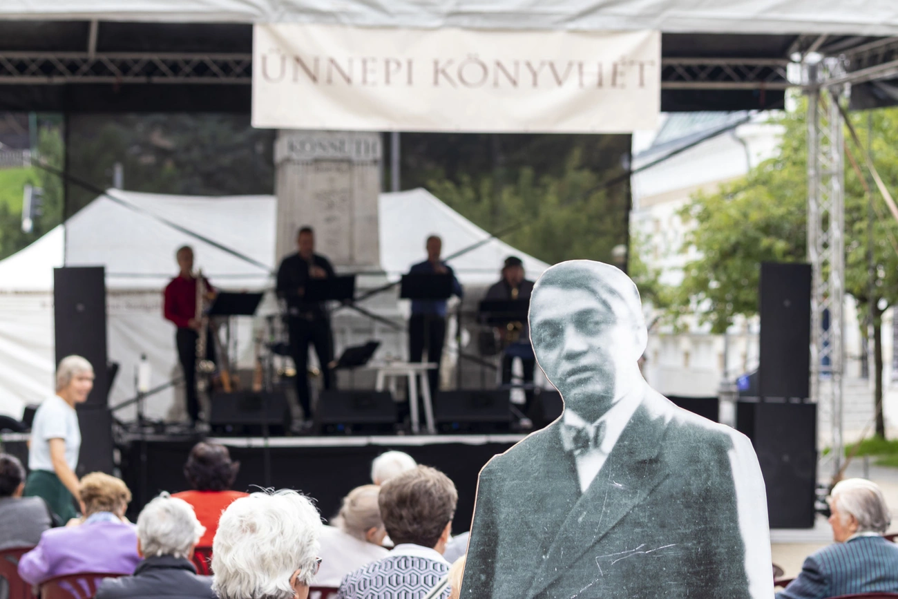 Ünnepi könyvhét az Erzsébet téren 