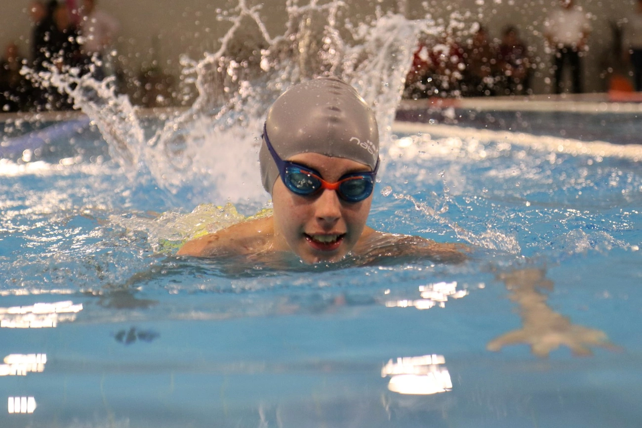 Fogadj el - integrált úszóverseny a Selyemrétiben 