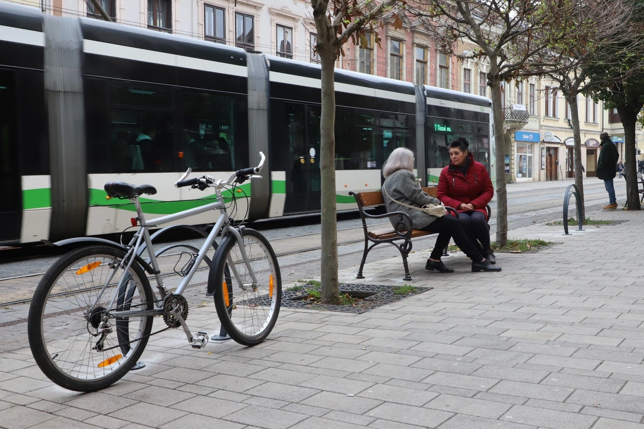 Új padok, biciklitárolók és szemetesek a főutcán 