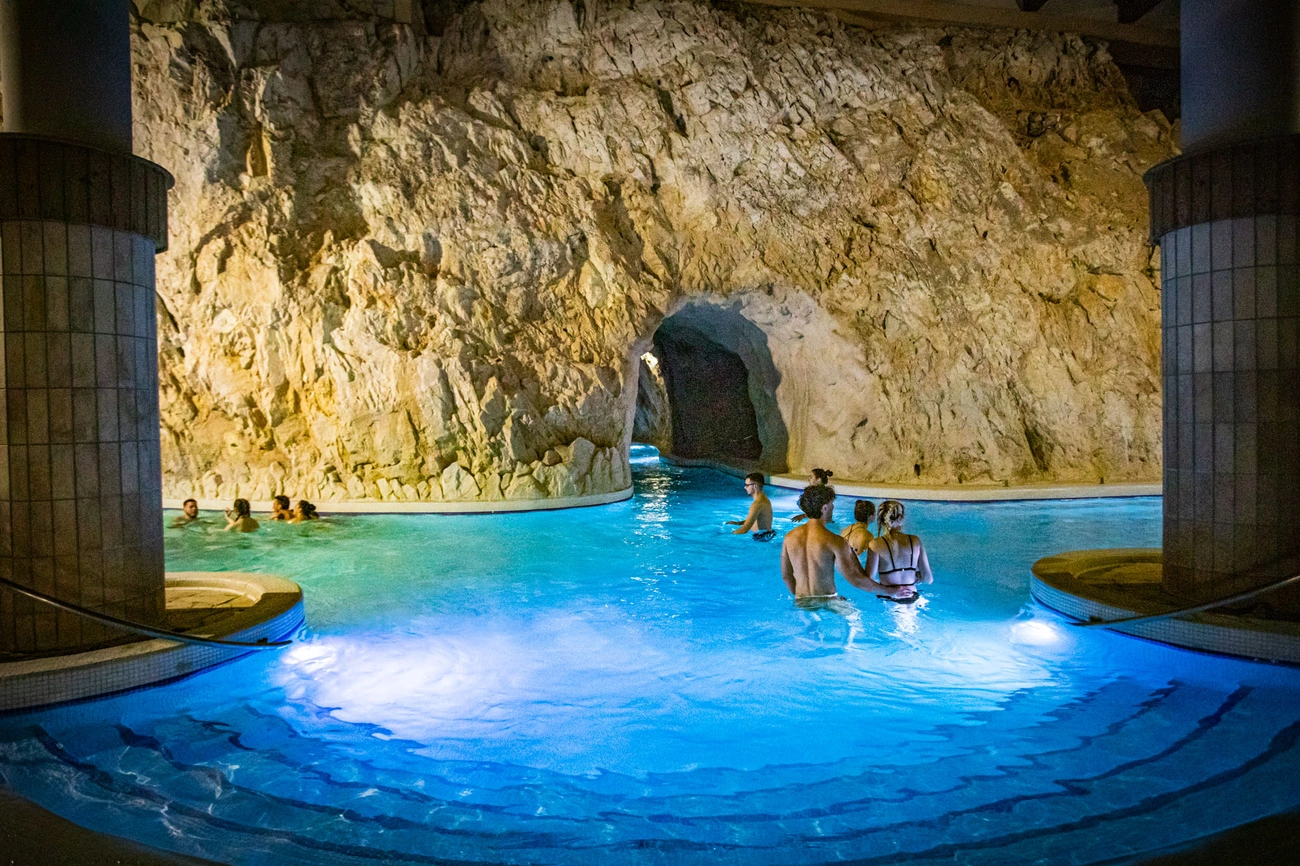 Valentin éjszakai fürdőzés a Barlangfürdőben 