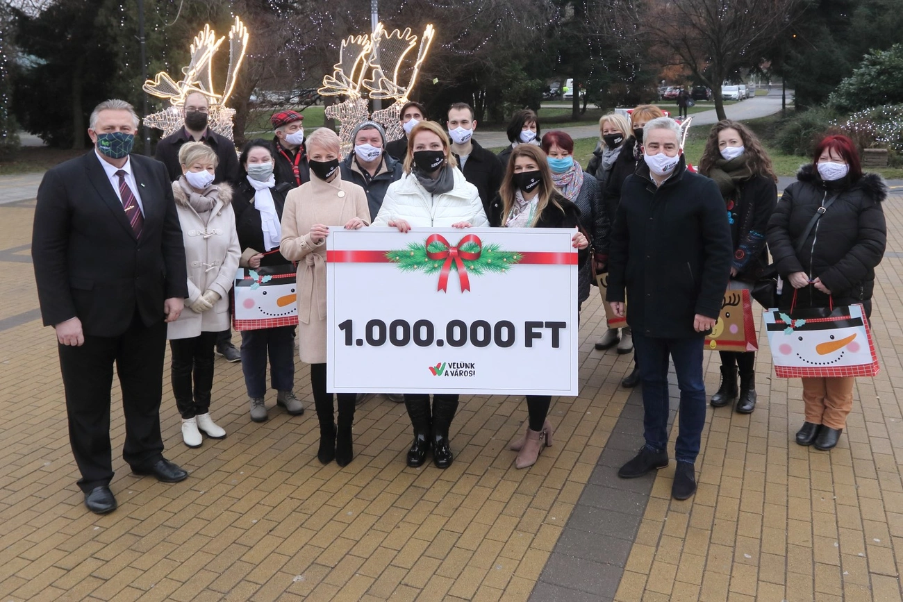 Veres Pál polgármester és a Velünk a Város frakció karácsonyi ajándéka 