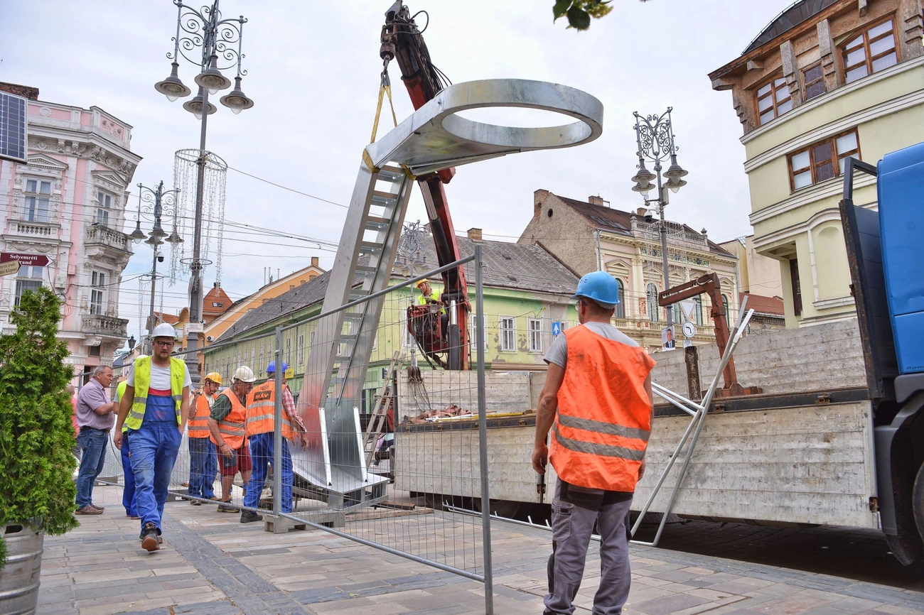 Villanyrendőr beemelése 