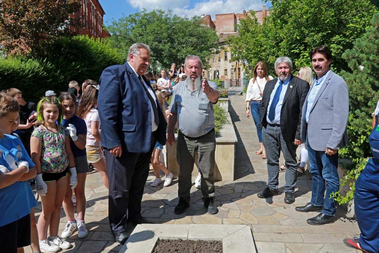 Virágültetés a Szinva teraszon 