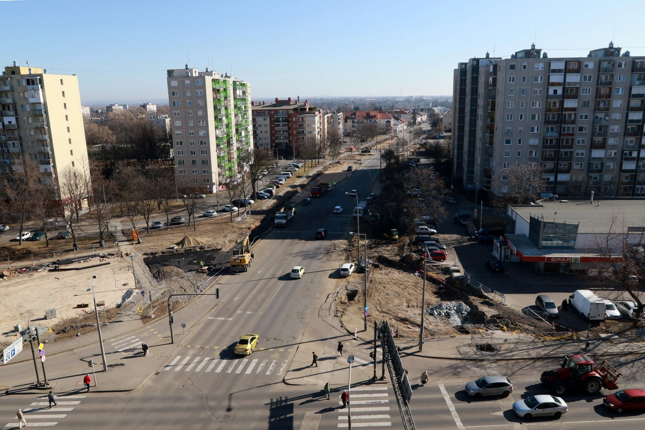 Készül a körforgalom a Vörösmarty és a Király utca kereszteződésében 