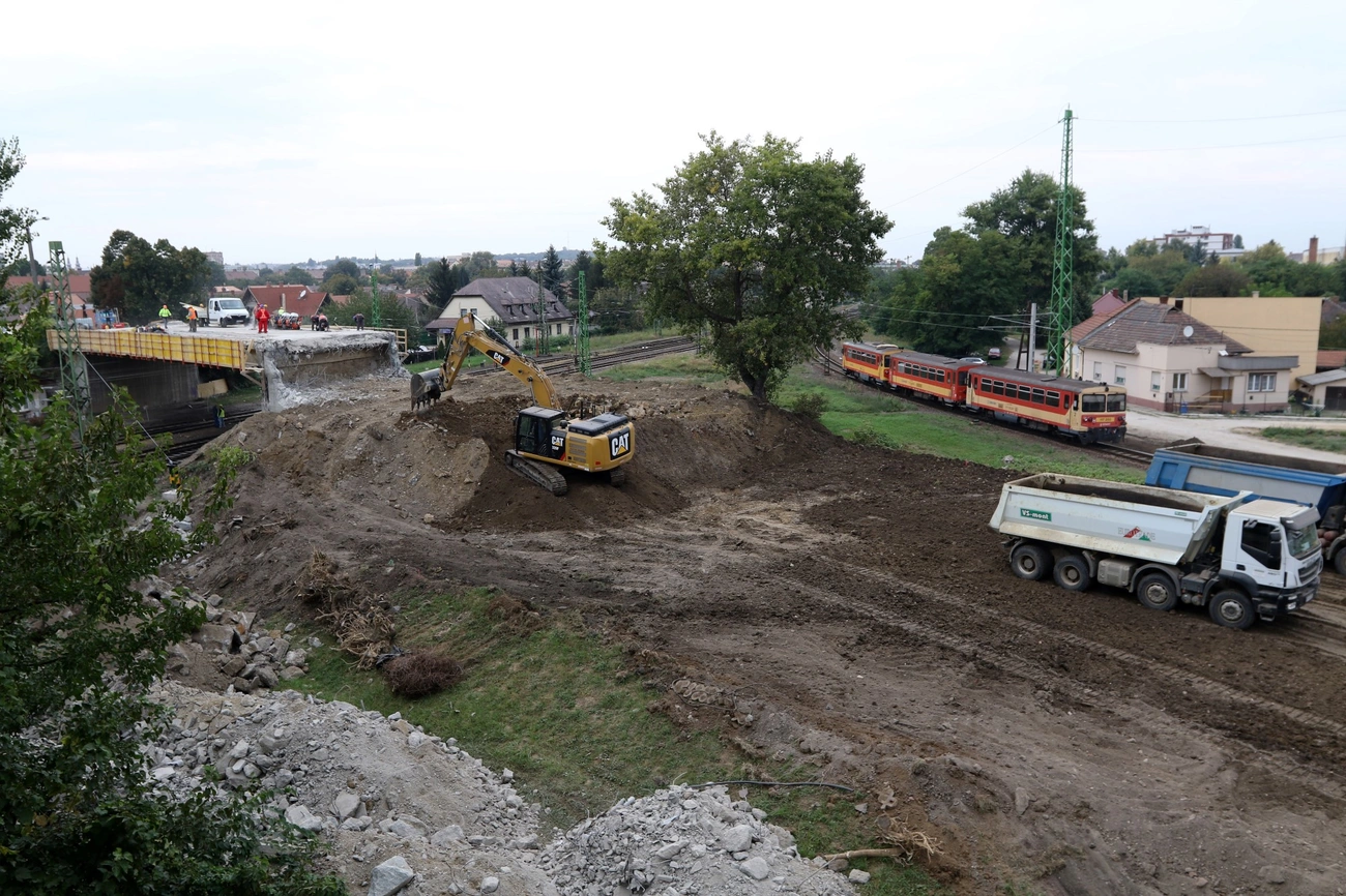 Bontják a felüljárót a Vörösmartyn 