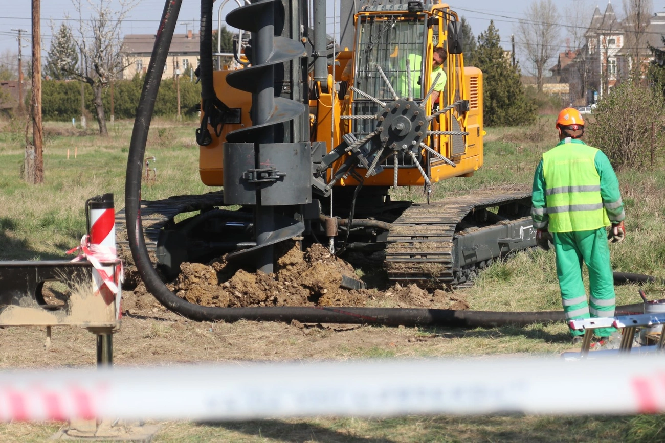 Y-híd építése: próbacölöpözés 