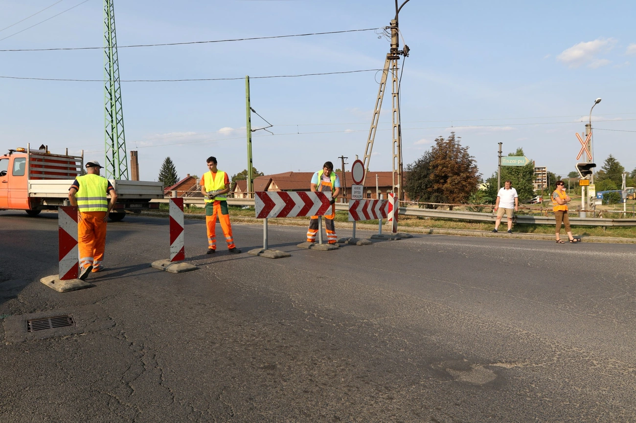 Lezárták a Vörösmarty utcai felüljárót 