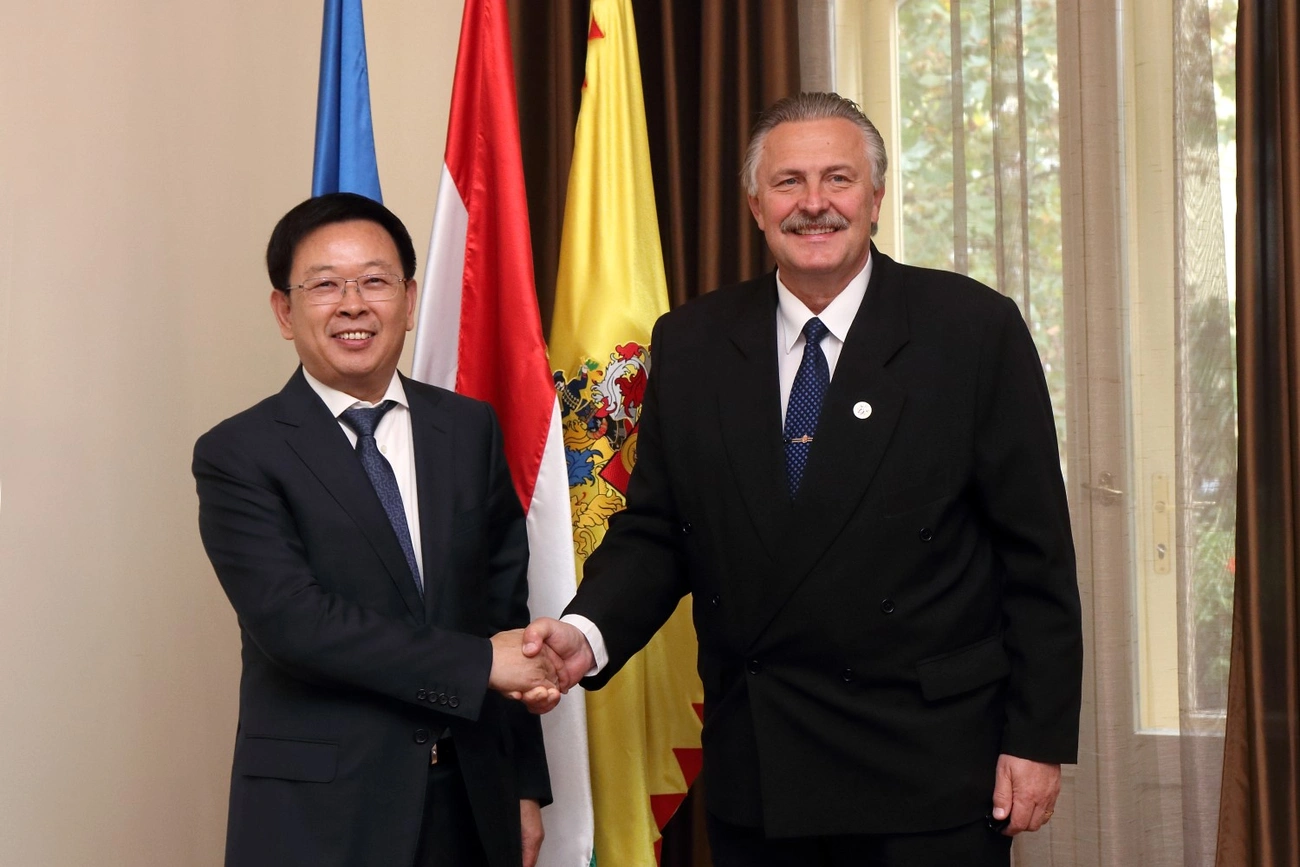 Yantai önkrományzati delegáció a városházán 