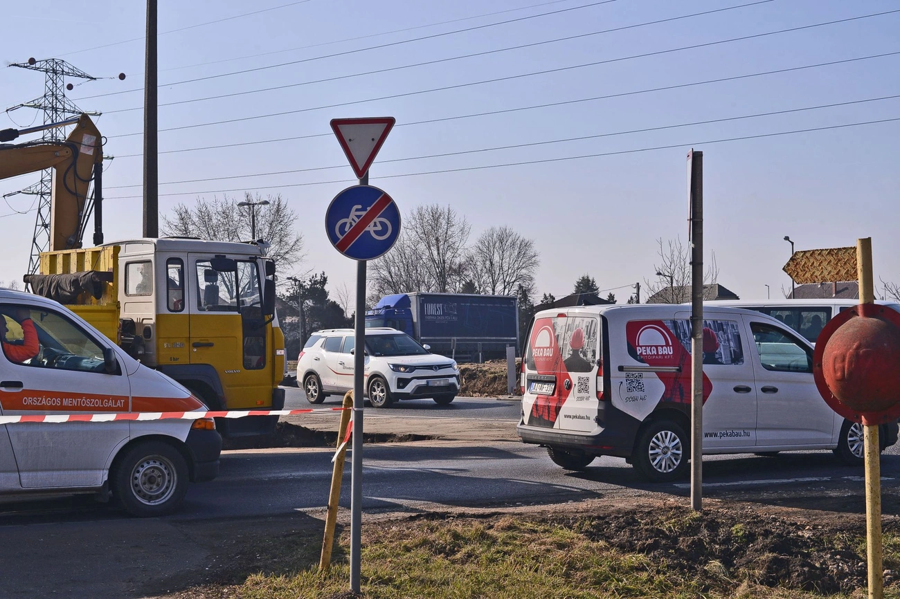 Arnóti körforgalom átépítése 