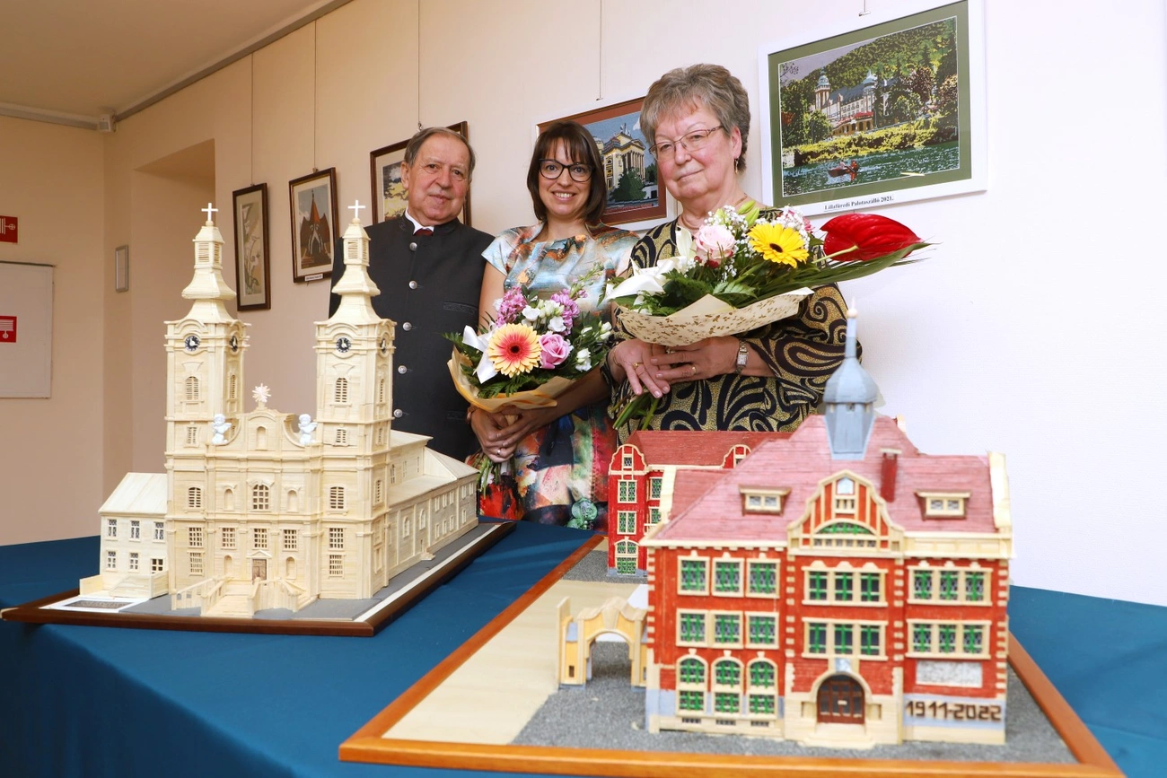 Kiss Béla és felesége Marika gobelin és makett kiállítása az Adyban