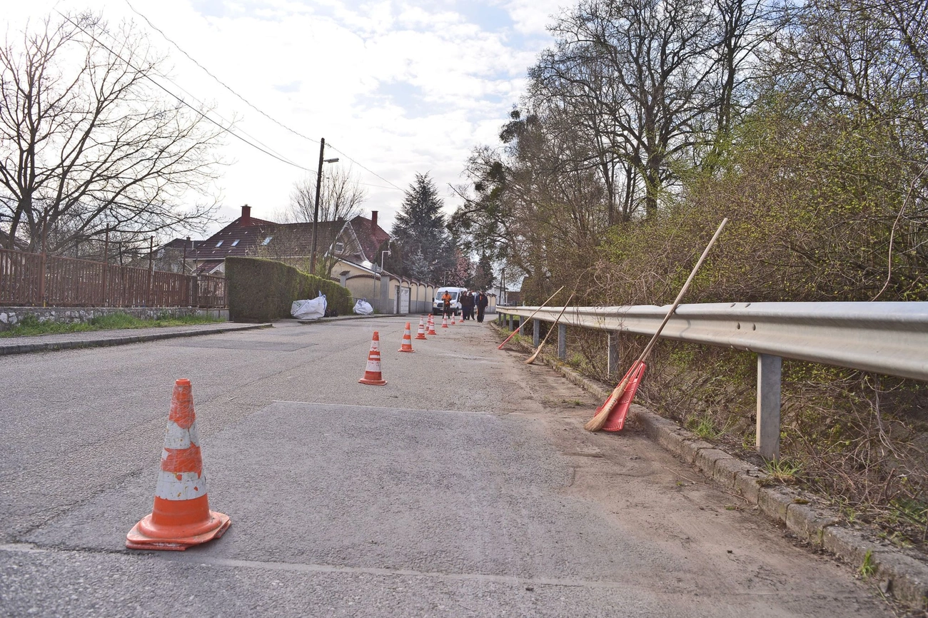 Takarítás: Benedekalja utca árok takarítás 