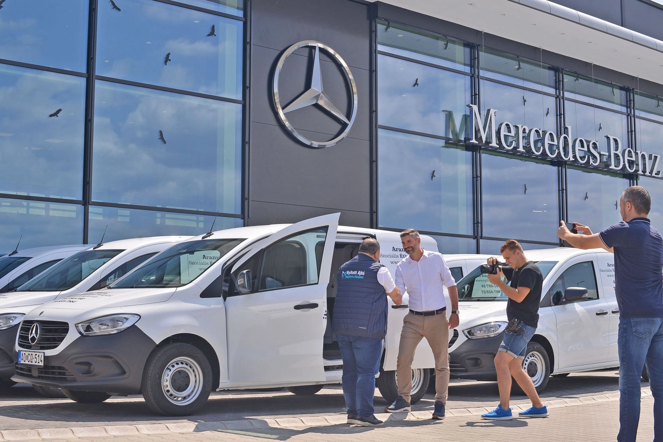 Nyitott Ajtó Baptista Központ és a Mercedes-Benz Mc 26 darab autó átadása