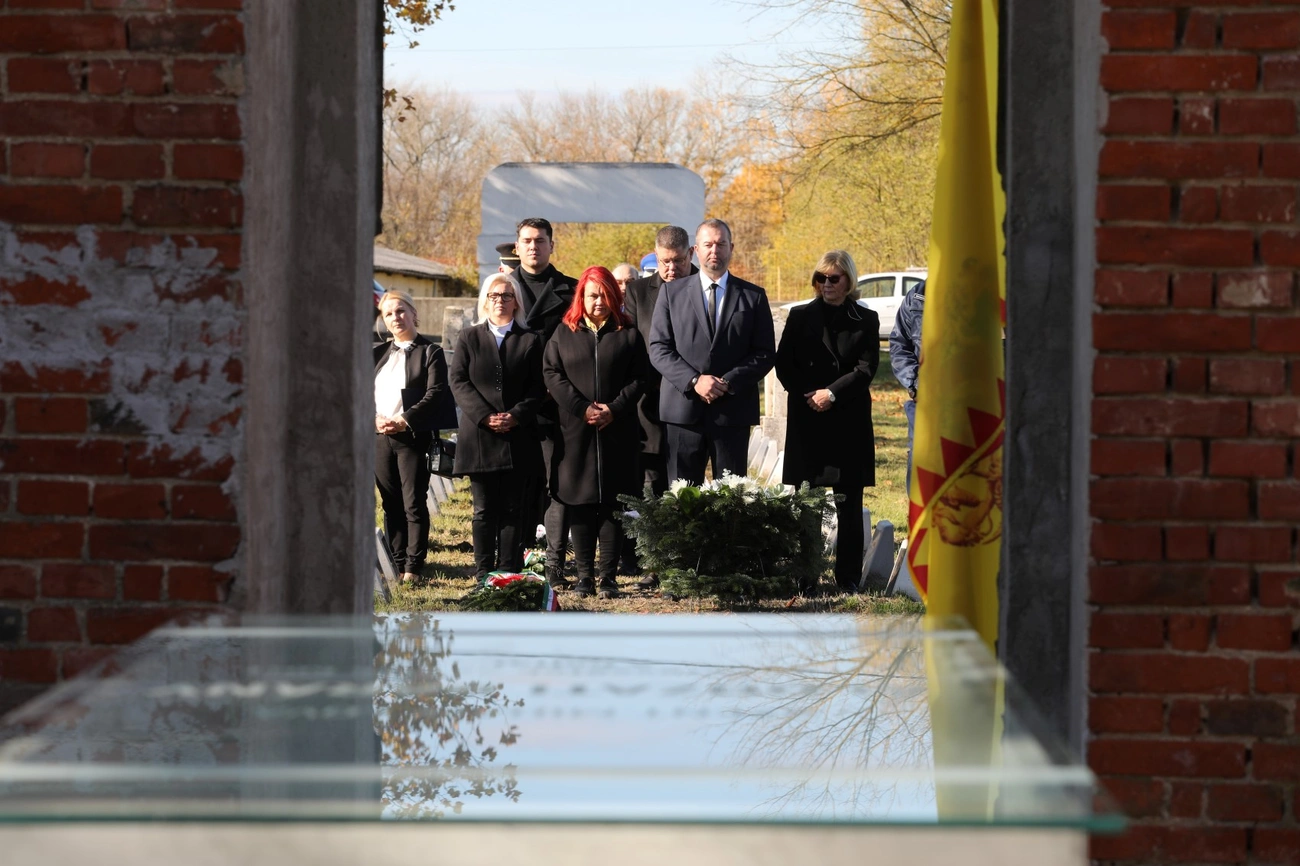 Koszorúzás a koleratemetőben