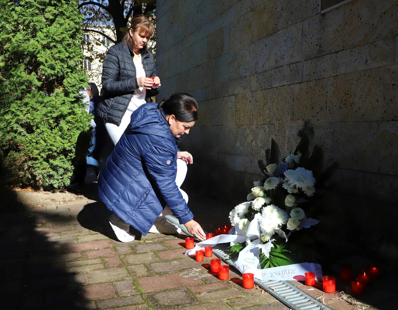 Kórházi mécsesgyújtás az elhunyt munkatársak emlékére