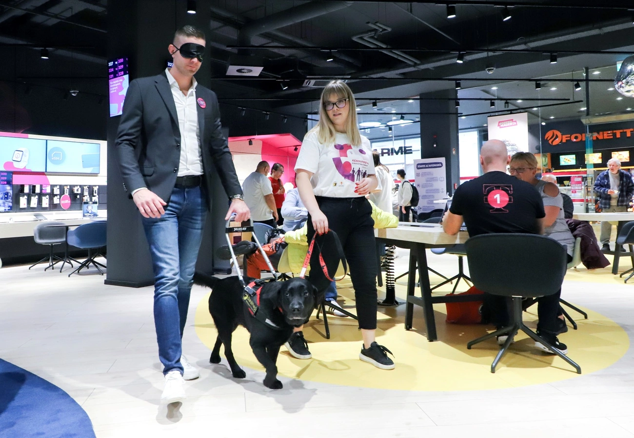 Kézenfogva a Baráthegyiekkel a Telekom üzletében
