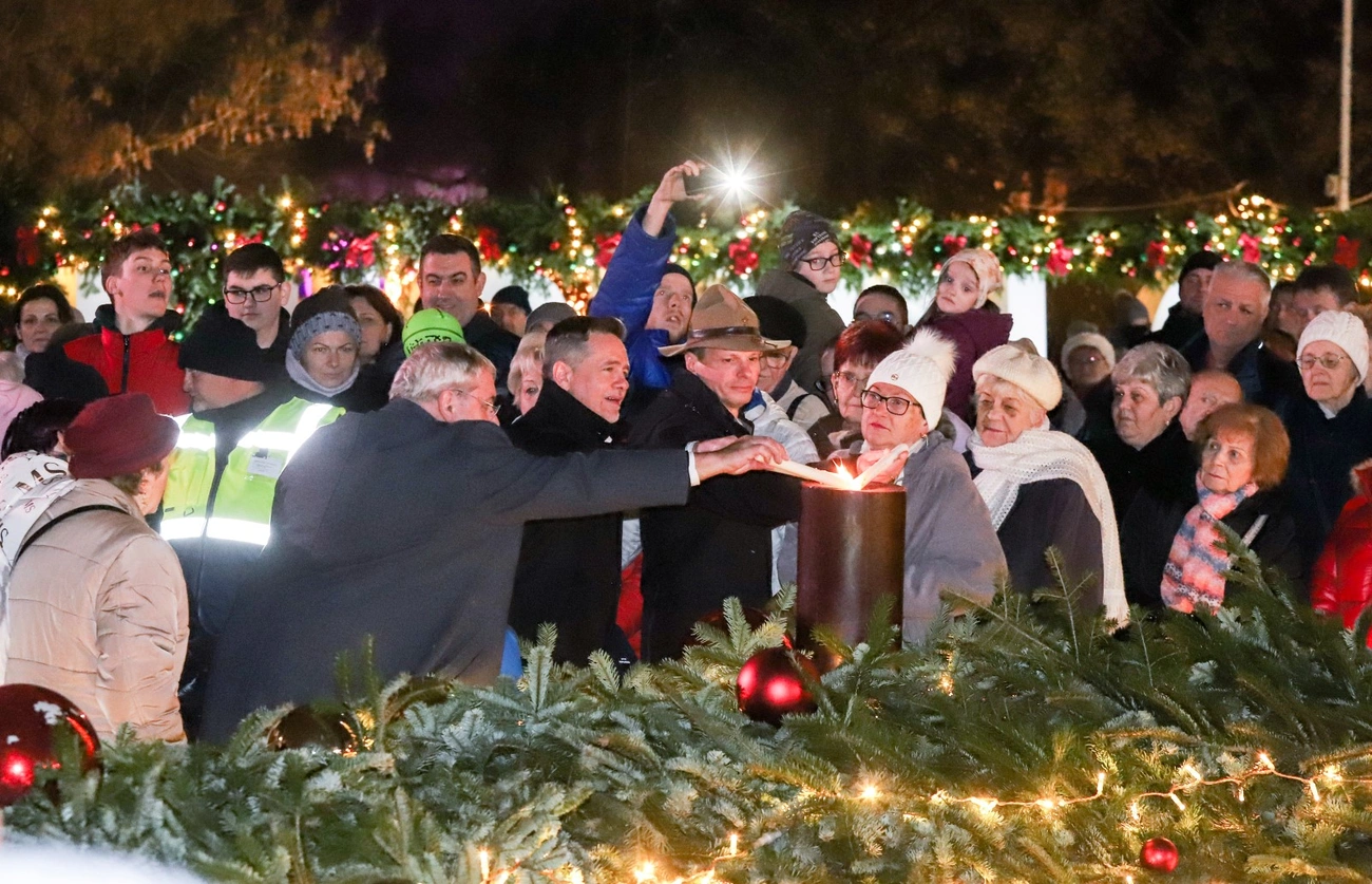 Adventi gyertyagyújtás a Szent István téren 