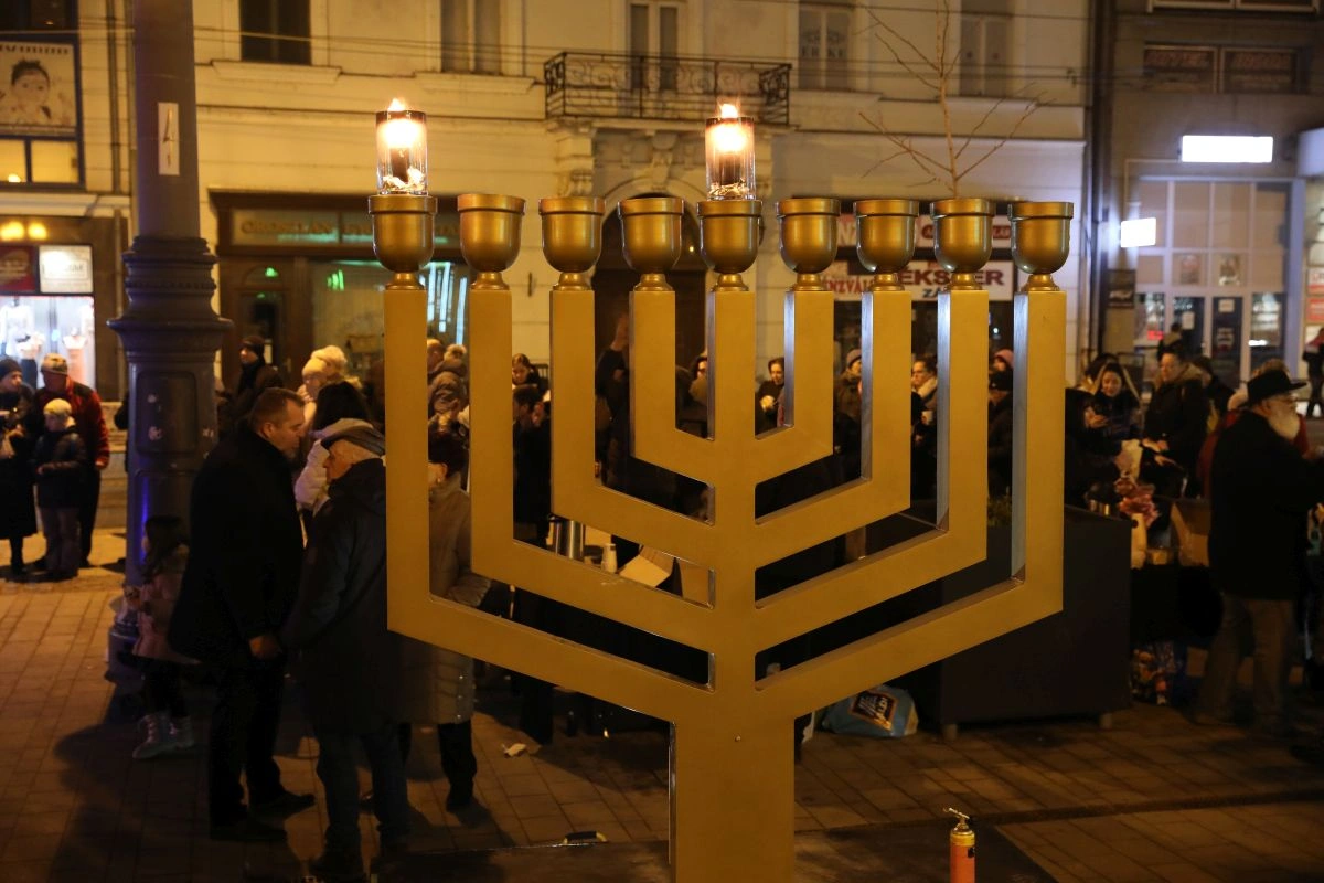 Hanuka gyertyagyújtás Miskolcon. Fotó: Juhász Ákos