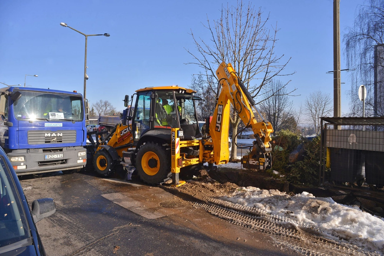 Csőtörés a Középszer utcában. Fotó: Osztie Tibor