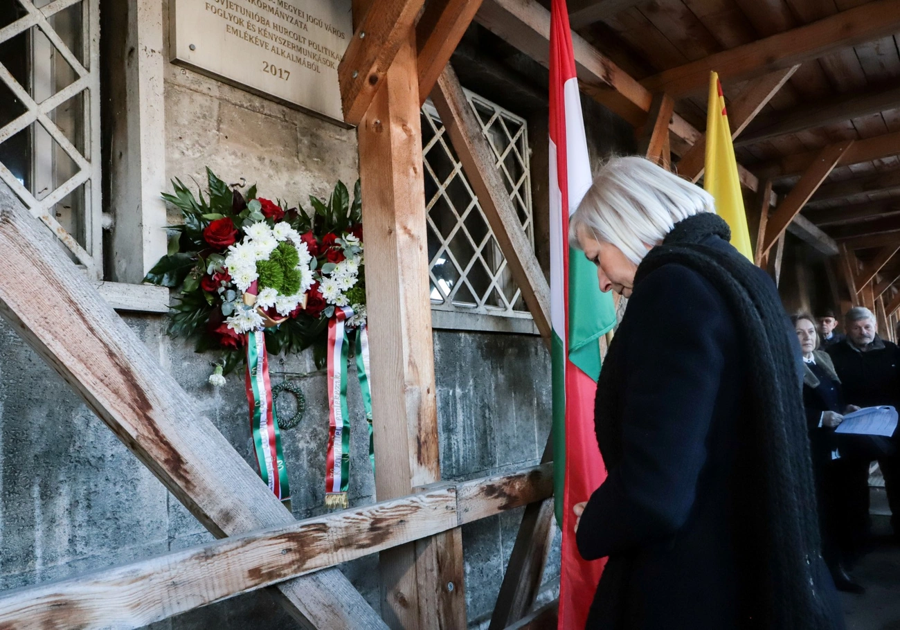 Koszorúzás a Kommunista diktatúrák áldozatainak emléknapján