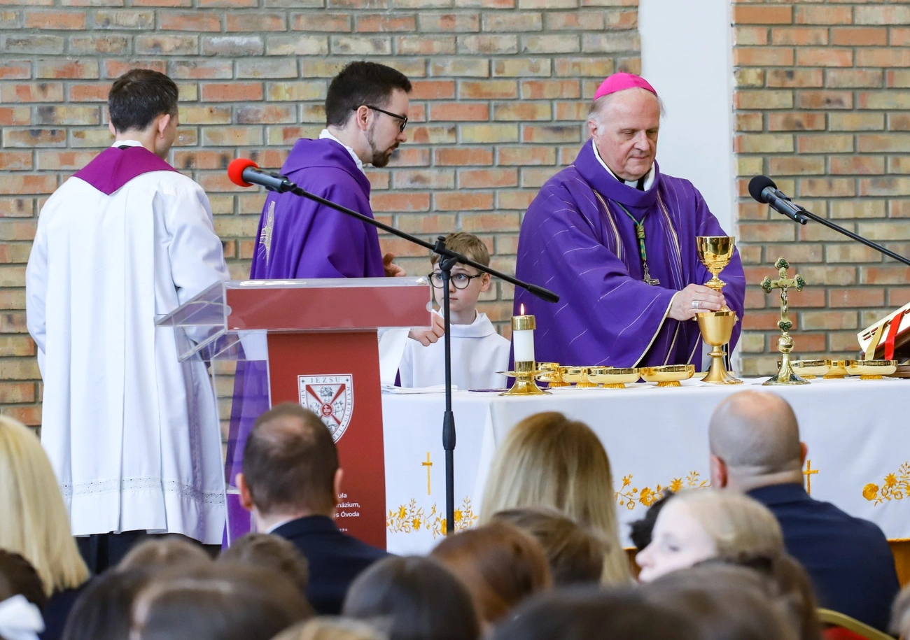 Jezsuita szentmise alapkőletétel előtt